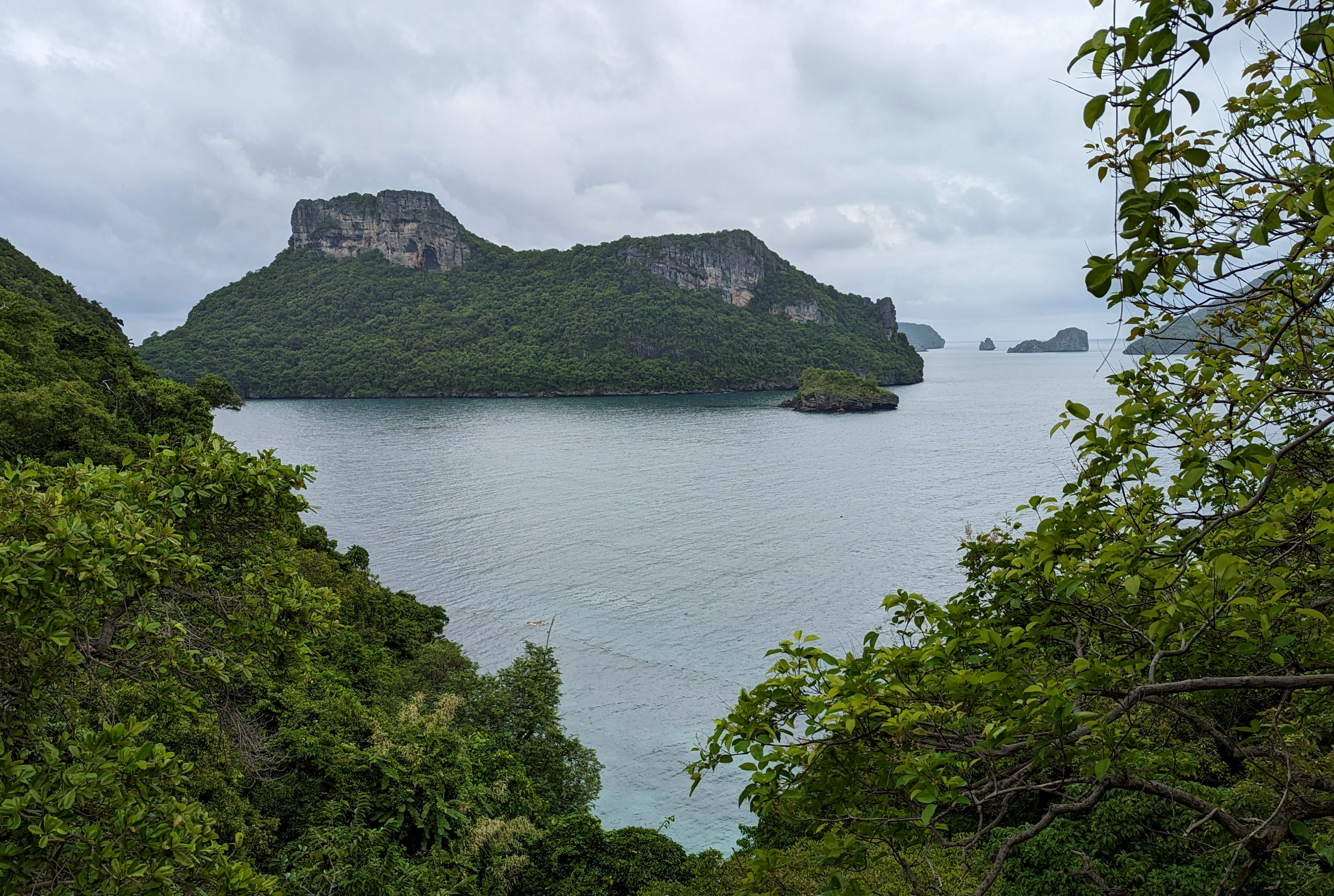 龜島海鷗島 OR 安通國家公園 2選1→自由前往CENTERL FESITVE中央百貨逛街與晚餐,還有別錯過了查文街上的酒吧