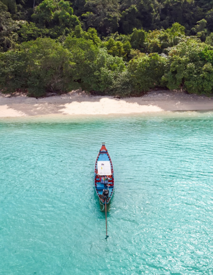 贈送渡假村內長尾船出海→五星渡假村內自由活動→渡假村內享用沙灘浪漫晚餐(泰式 或 西式)